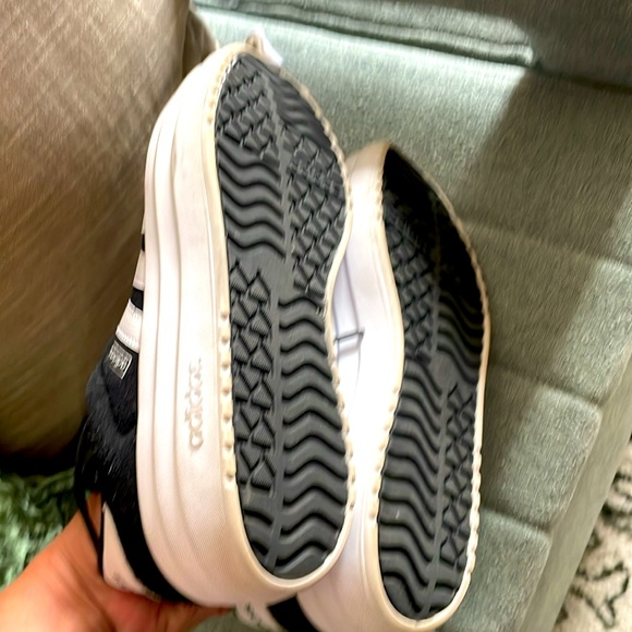 AD🖤DAS black and white tennis shoes! - Picture 4 of 5